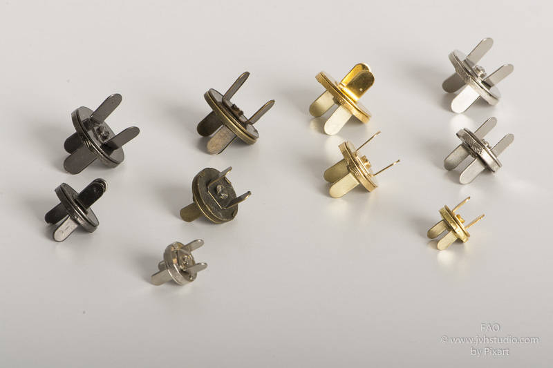 BROCHE DE IMÁN DELGADO C/DIBUJO CHICO DE 14 MM. ORO VIEJO 200/6,000 PZ